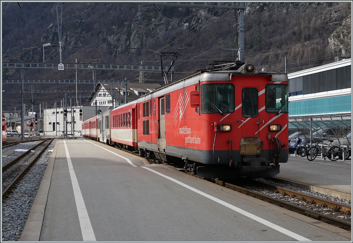 Der MGB Deh 4/4 54 erreicht mit seinem Regionalzug 542 von Visp nach Göschenen Brig.
19. Feb. 2016