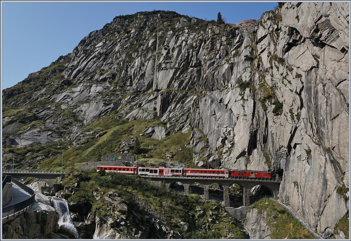 Der MGB Deh 4/4 N° 52 ist mit seinem Regionalzug kurz nach Andermatt auf dem Weg nach Göschenen und hat unweit der  Teufelsbrücke  die Reuss überquert. 

13. Sept. 2020