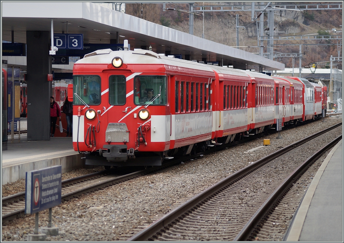 Der MGB Regionlazug 258 Zermatt - Brig beim Halt in Visp.
27. Feb. 2014