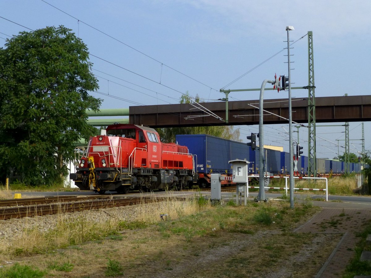 Der Millionen-Euro-Zug: 261 089 hat am 9.8.18 Motoren aus Kölleda abgehollt und bringt sie nun zum Rangierbahnhof in Erfurt. Gerade passiert der Zug den BÜ Salzstraße.