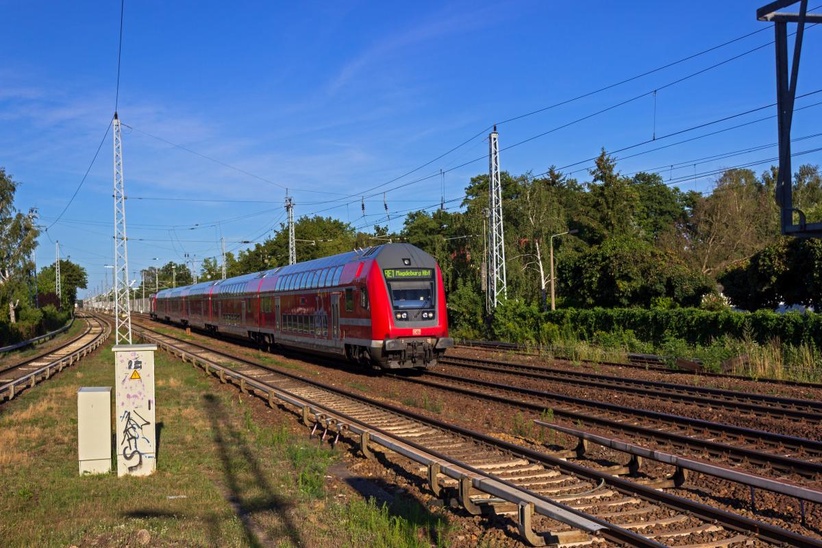 Der (mindestens) vierte RE1-Umlauf der am 31.07.2020 mit einer 112 bespannt war, durchf�hrt hier geschoben von 112 184 durch Hirschgarten.