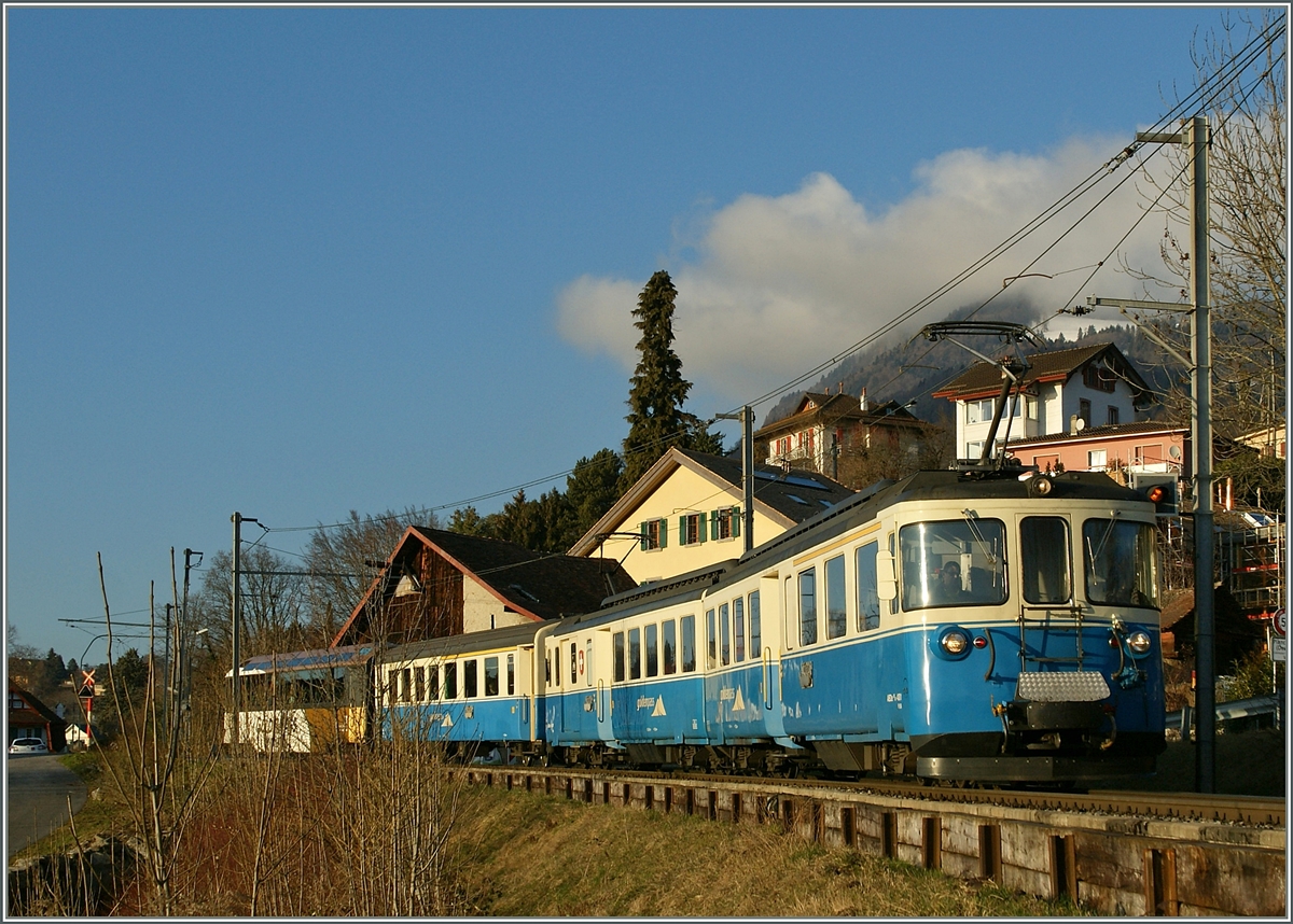 Der MOB ABDe 8/8 4001 mit eine Regionalzug von Zweisimmen nach Montreux bei Les Panches . 
17. Feb. 2014