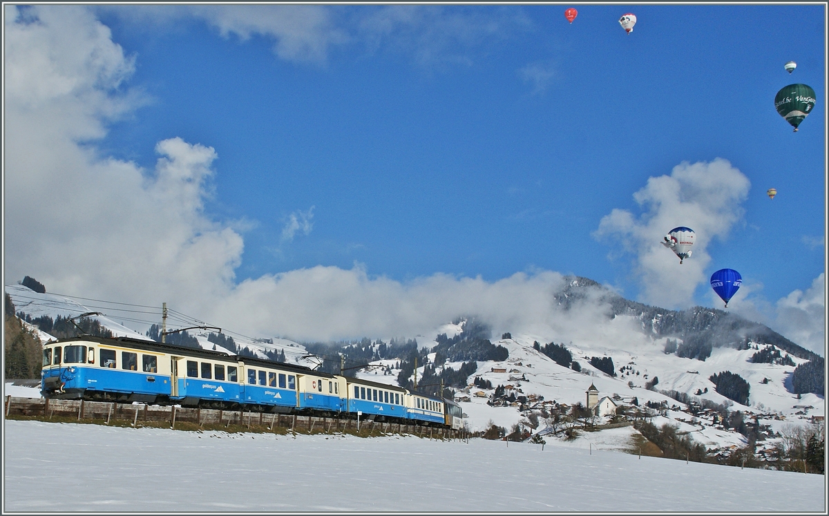 Der MOB ABDe 8/8 4001  Suisse  mit einem Regionalzug während des Balonfestivals bei Châteu d'Oex. 
28. Jan. 2013