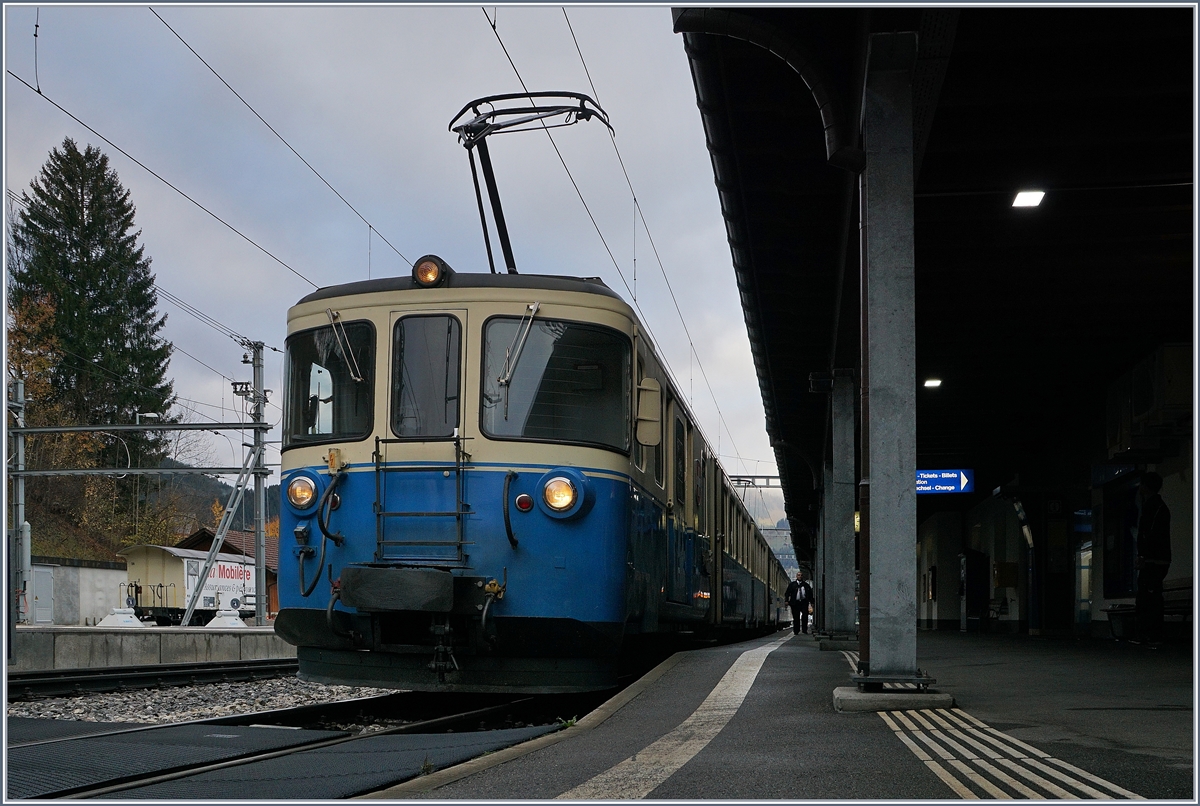 Der MOB ABDe 8/8 4001 SUISSE, unterwegs als Regionalzug 2210 von Montreux nach Zweisimmen hat in Gstaad ein paar Minuten Aufenthalt, Grund genug, auszusteigen und ein paar Bilder zu machen.
30. Okt. 2017