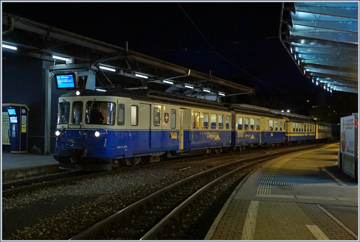 Der MOB ABDe 8/8 4001 ist um 4:11 in Zweisimmen als Regionalzug 2203 abgefahren und steht nun mit um zwei Reisezugwagen ergänzt als Regionalzg 2210 in Montreux (ab 6:38) zur Rückfahrt nach Zweisimmen bereit. 
30. Okt. 2017