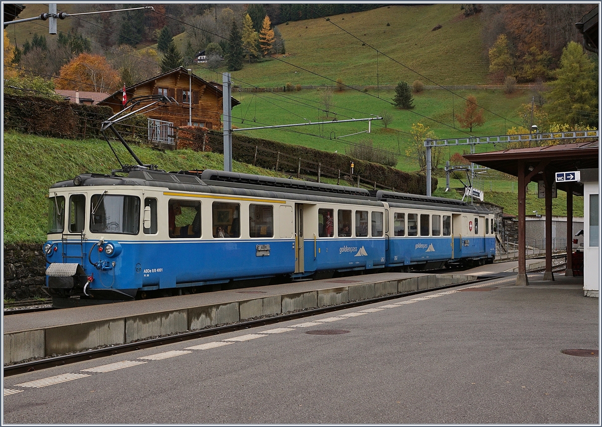 Der MOB ABDe 8/8 4001 auf Extrafahrt beim Halt in Les Avants.
11. Nov. 2017