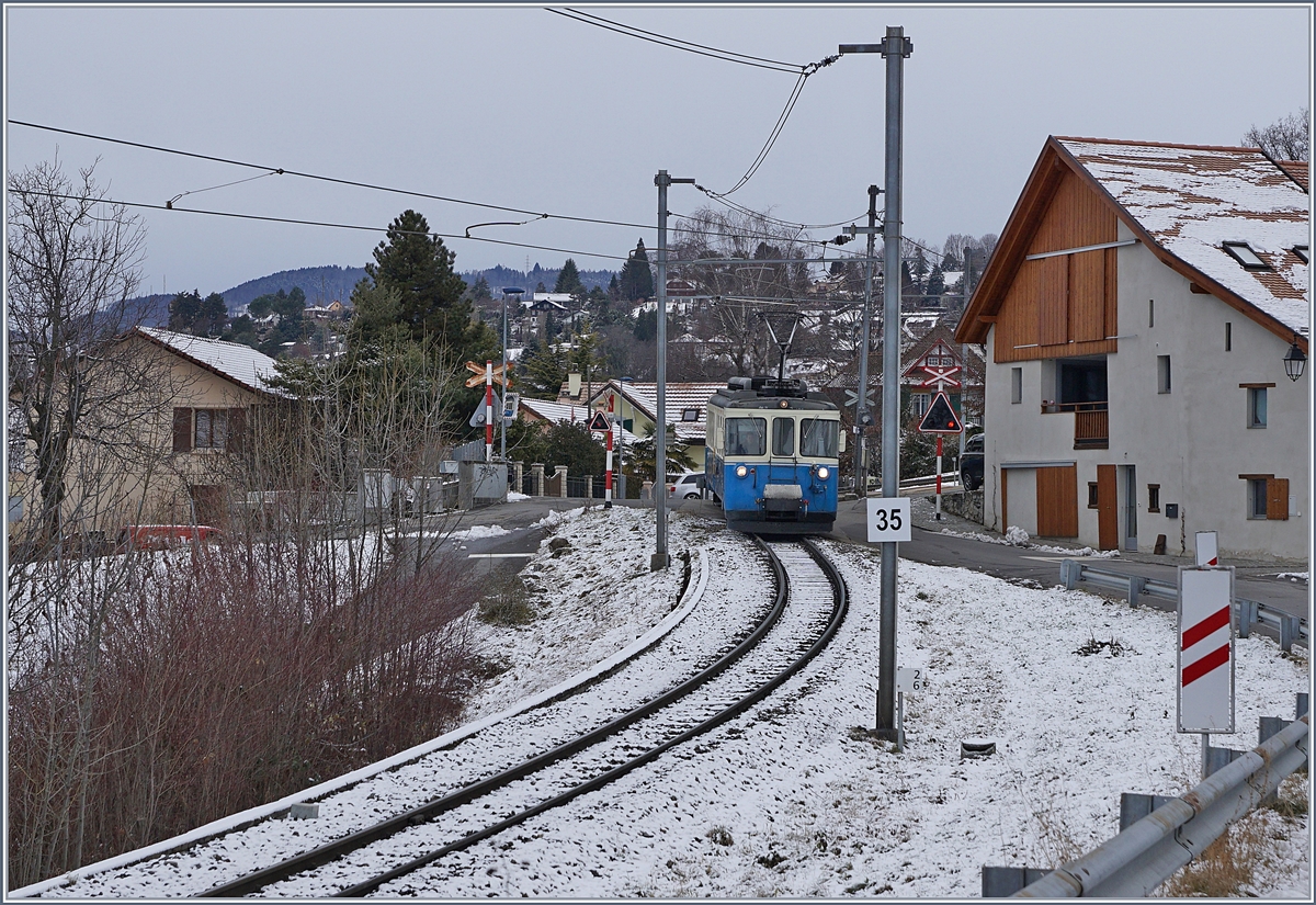 Der MOB ABDe 8/8 4001 fahrt als Regionalzug 2331 von Chernex nach Montreux
und verlsst den Halt Planchamp.
29. Dez. 2017