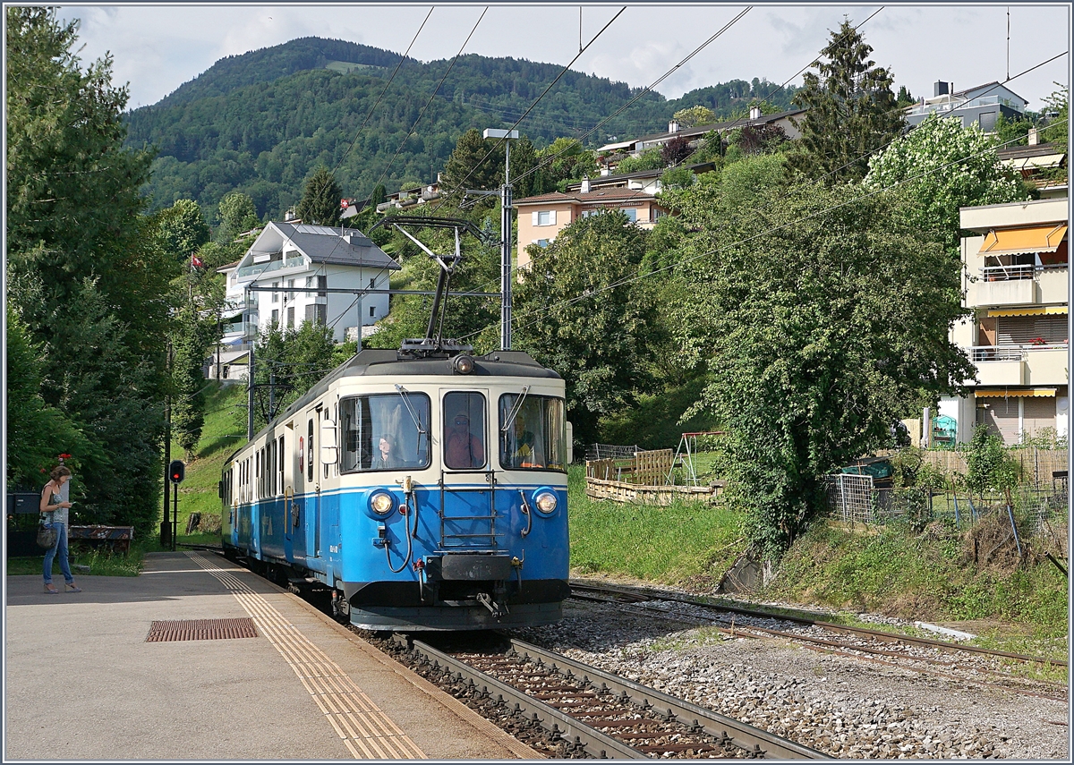 Der MOB ABDe 8/8 4001 SUISSE erreicht als Regionalzug 2352 von Montreux nach Les avant den Bahnhof von Fontanivent.  
21. Juni 2018