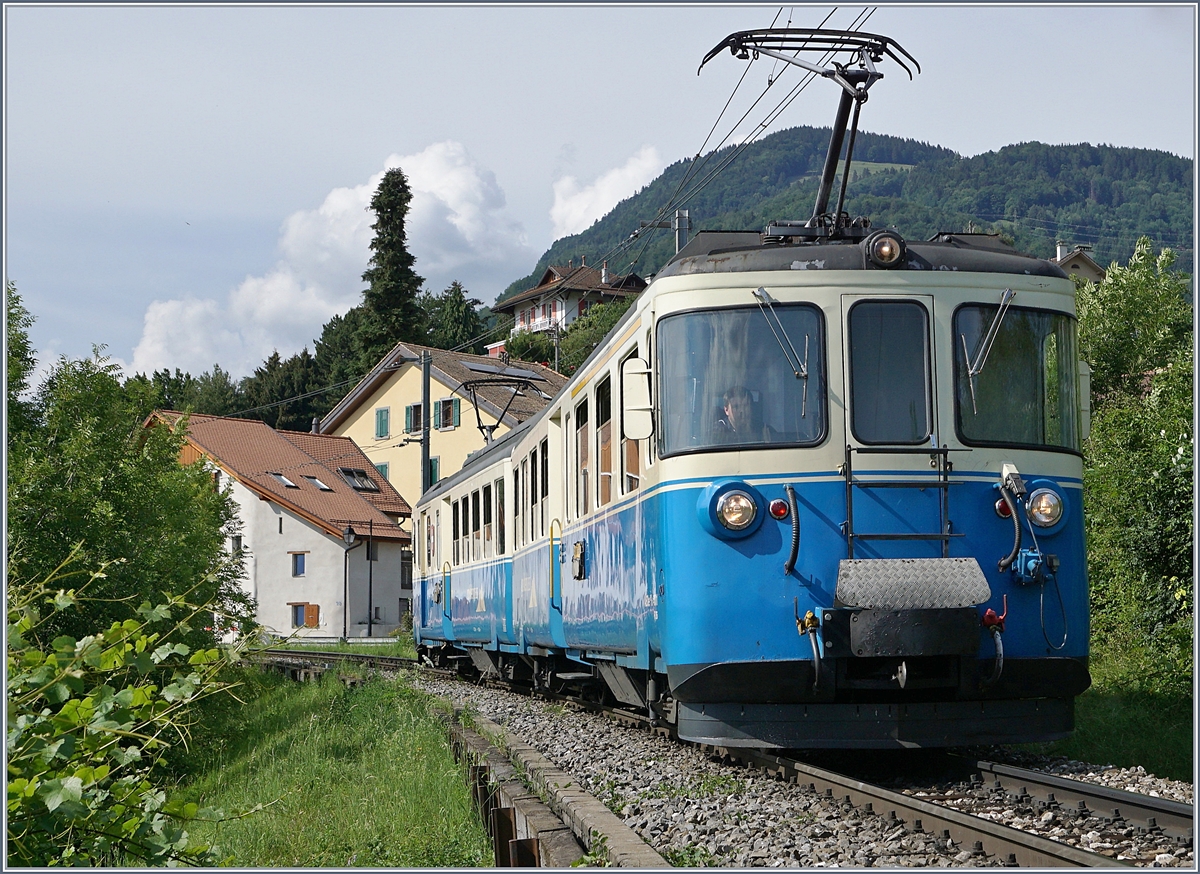 Der MOB ABDe 8/8 4001 SUISSE hat Planchamp hinter sich gelassen und fährt nun als Regionalzug 2315 Richtung Montreux. 
21. Juni 2018