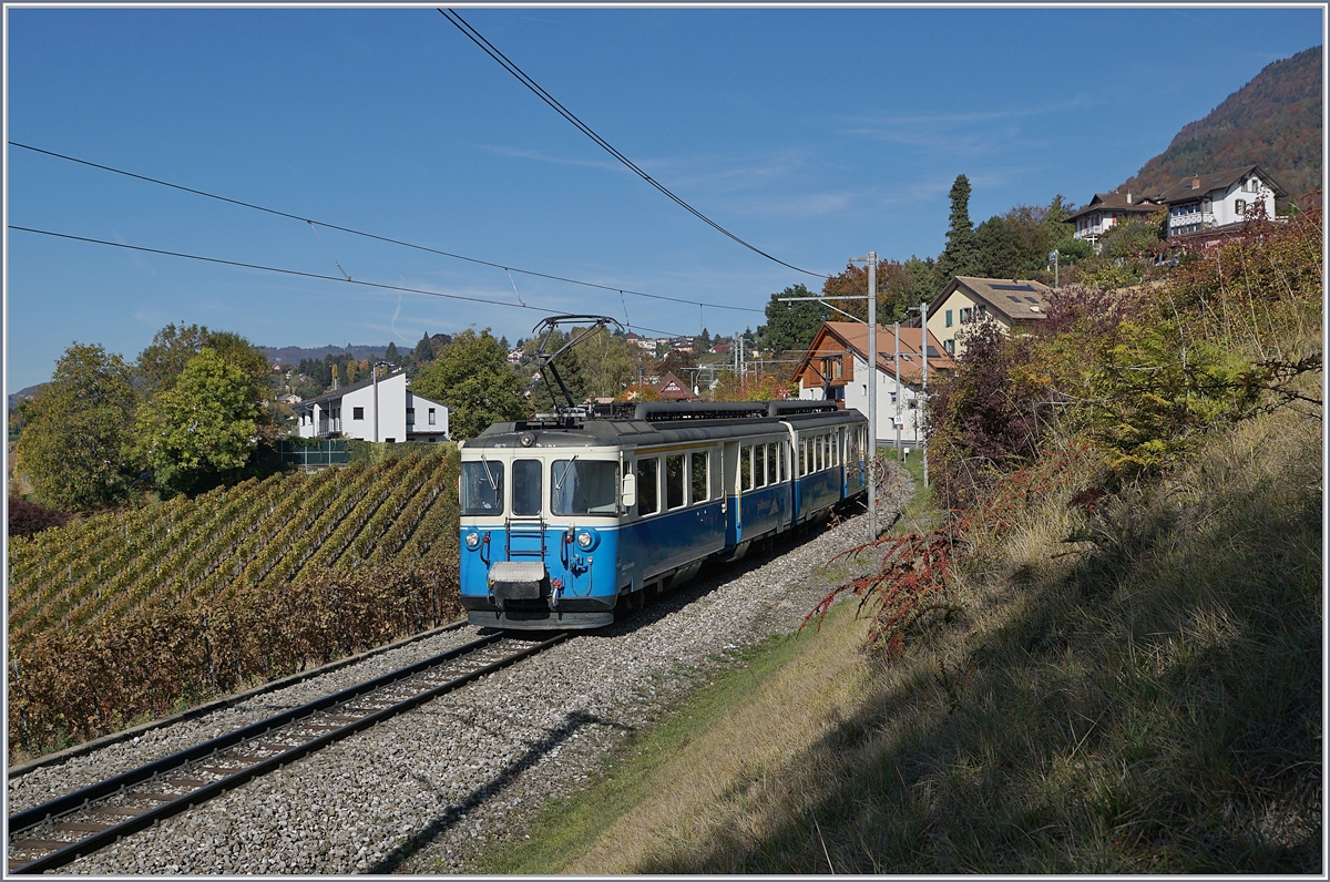 Der MOB ABDe 8/8 4001 SUISSE als Regionalzug Chernex - Montreux kurz nach Planchamp.

25. Okt. 2018