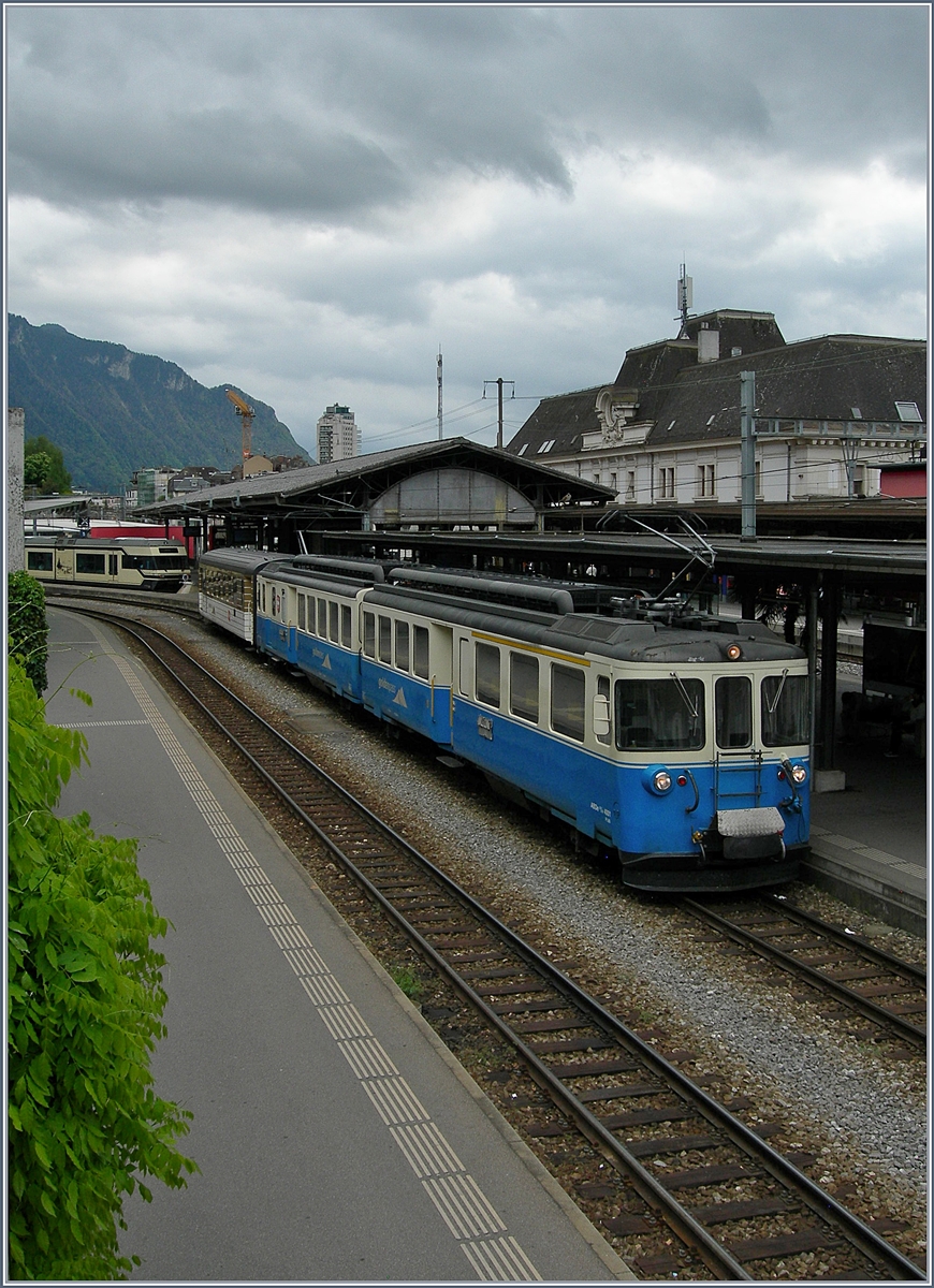 Der MOB ABDe 8/8 4001 SUISSE und ein Reisezugwagen sind als kurzer Regionlazug in Montreux eingetroffen.

16. April 2019