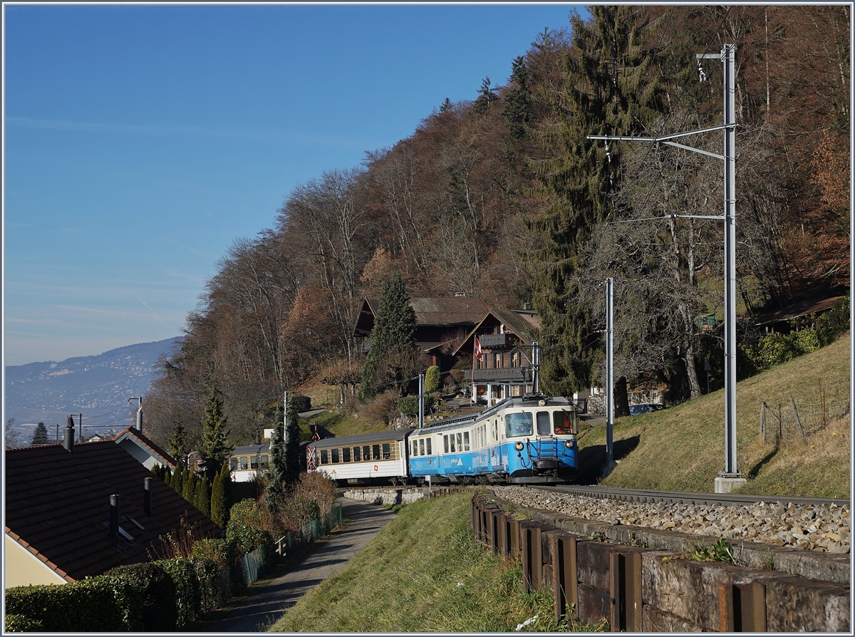 Der MOB ABDe 8/8 4002 VAUD mit seine Regionalzug 2224 kurz nach Chernex.
8. Dez. 2016