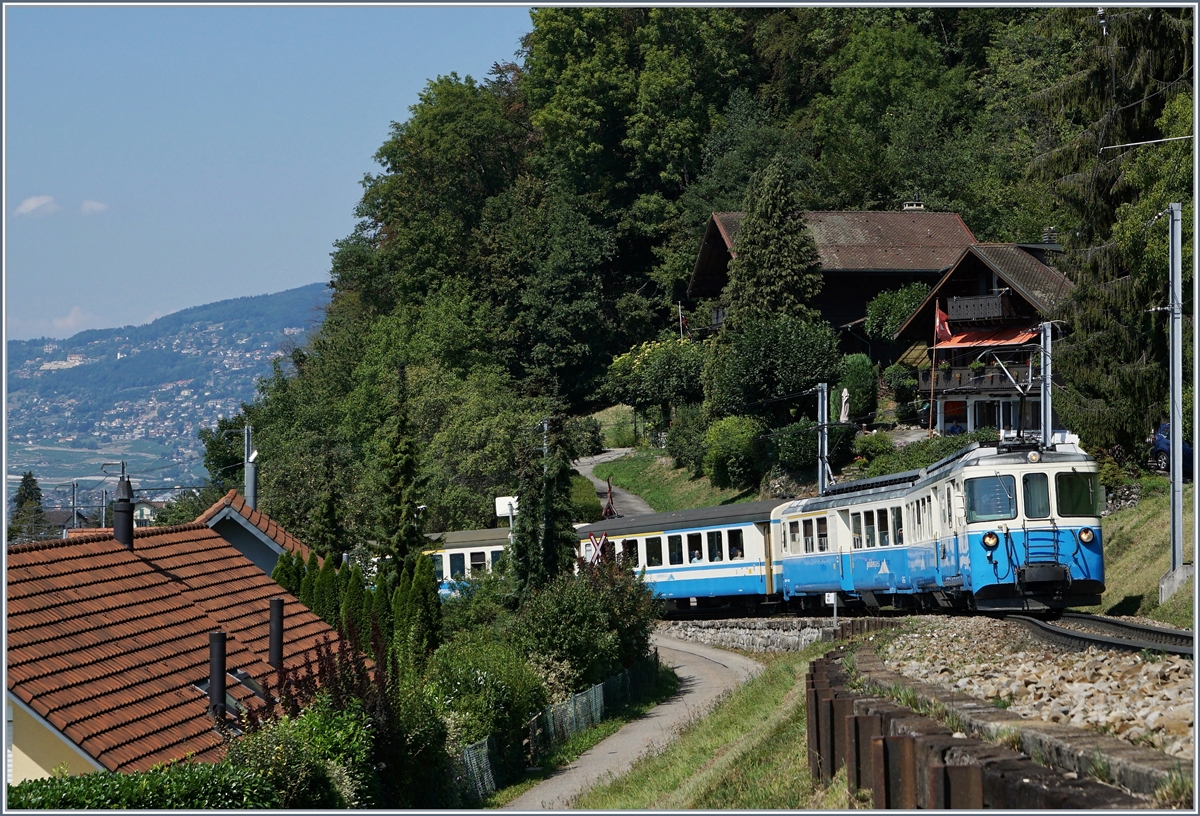 Der MOB ABDe 8/8 4002 VAUD mit einem Regionalzug nach Zweisimmen bei Chernex.
21. Augst 2018