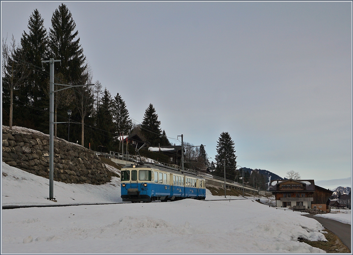 Der MOB ABDe 8/8 4002 VAUD bei Schönried.
101 Jan. 2018