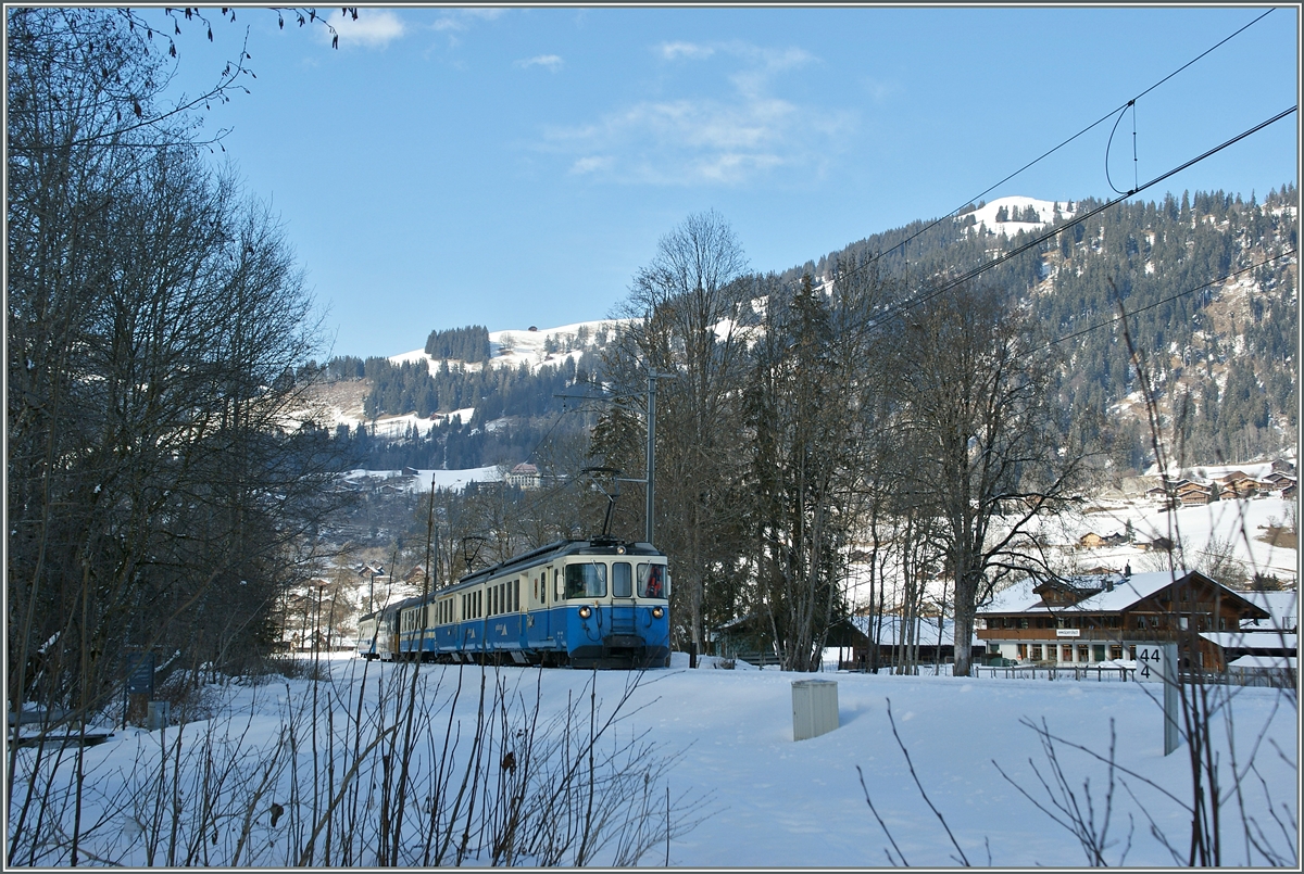 Der MOB ABDe 8/8 4003  Bern  mit dem Regionalzug 2224 Montreux - Zweisimmen zwischen Saanen und Gstaad bei Kilometer 44.4.
3. Februar 2014  
