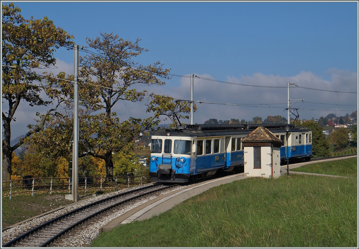 Der MOB ABDe 8/8 4004  Fribourg  als Regionalzug 2327 von Chernex nach Montreux beim Halt in Le Châtelard VD.
23. Okt. 2015