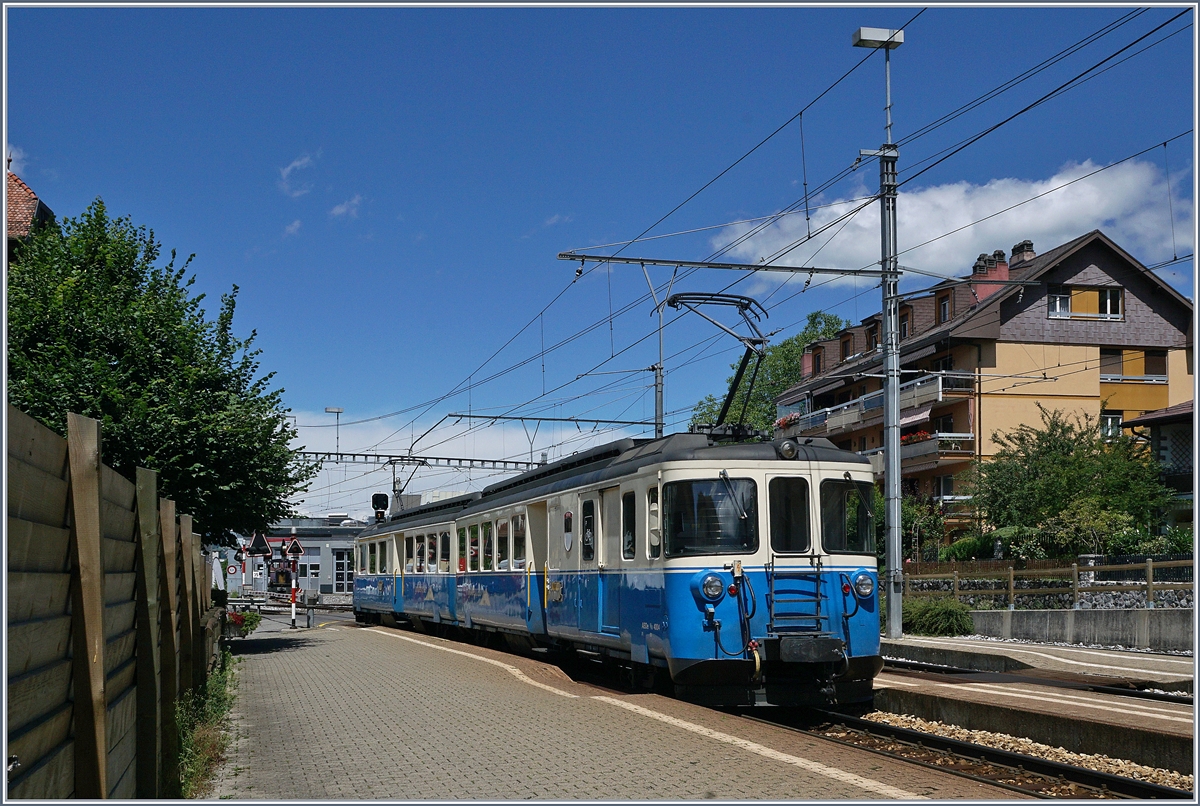 Der MOB ABDe 8/8 4004  Fribourg  verlässt als Regionalzug 2327 Chrenex.
30.07.2017