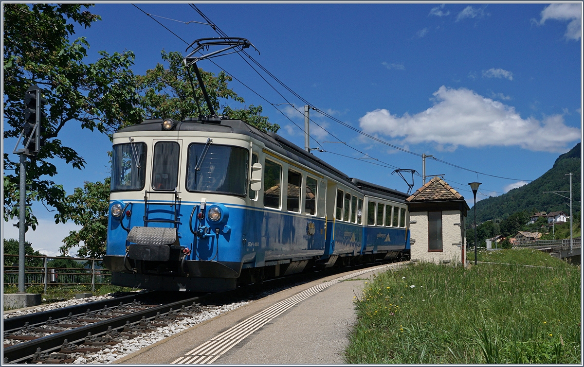 Der MOB ABDe 8/8 4004  Fribourg  als Regionalzug beim kurzen Halt in Châtelard VD.
30.06.2017