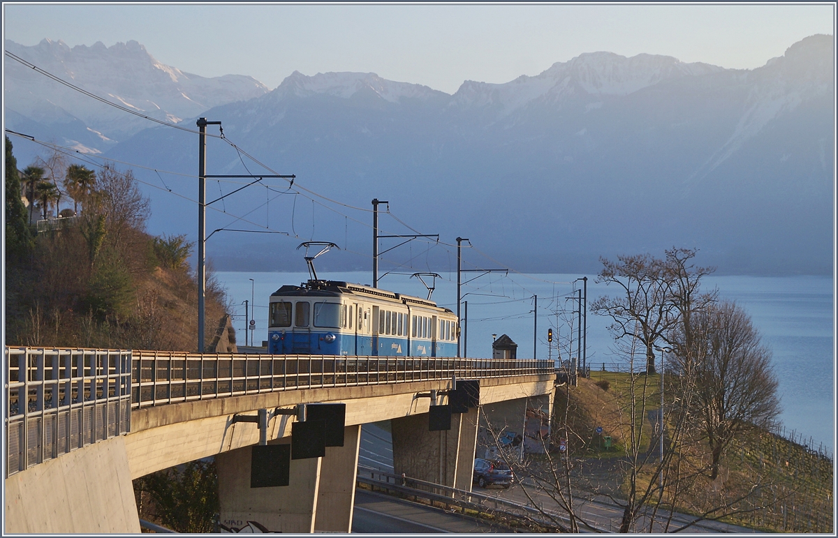 Der MOB ABDe 8/8 4004 FRIBOURG auf der Fahrt Richtung Montreux beim Überqueren der A9 bei Châtelard VD. 

22. Jan. 2019