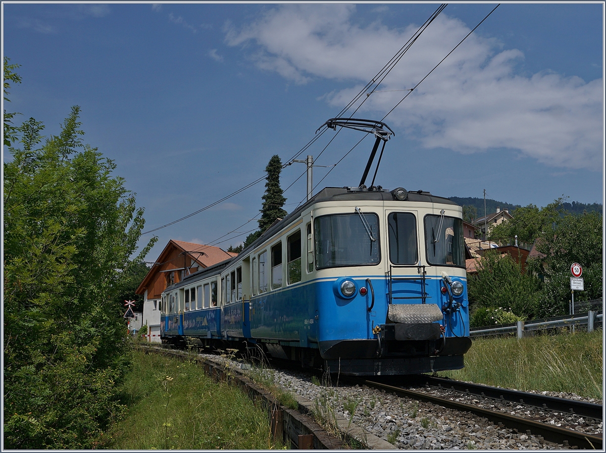 Der MOB ABDe 8/8  Fribourg  auf seiner Fahrt Richtung Chernex kurz vor Planchamp.
8. August 2018