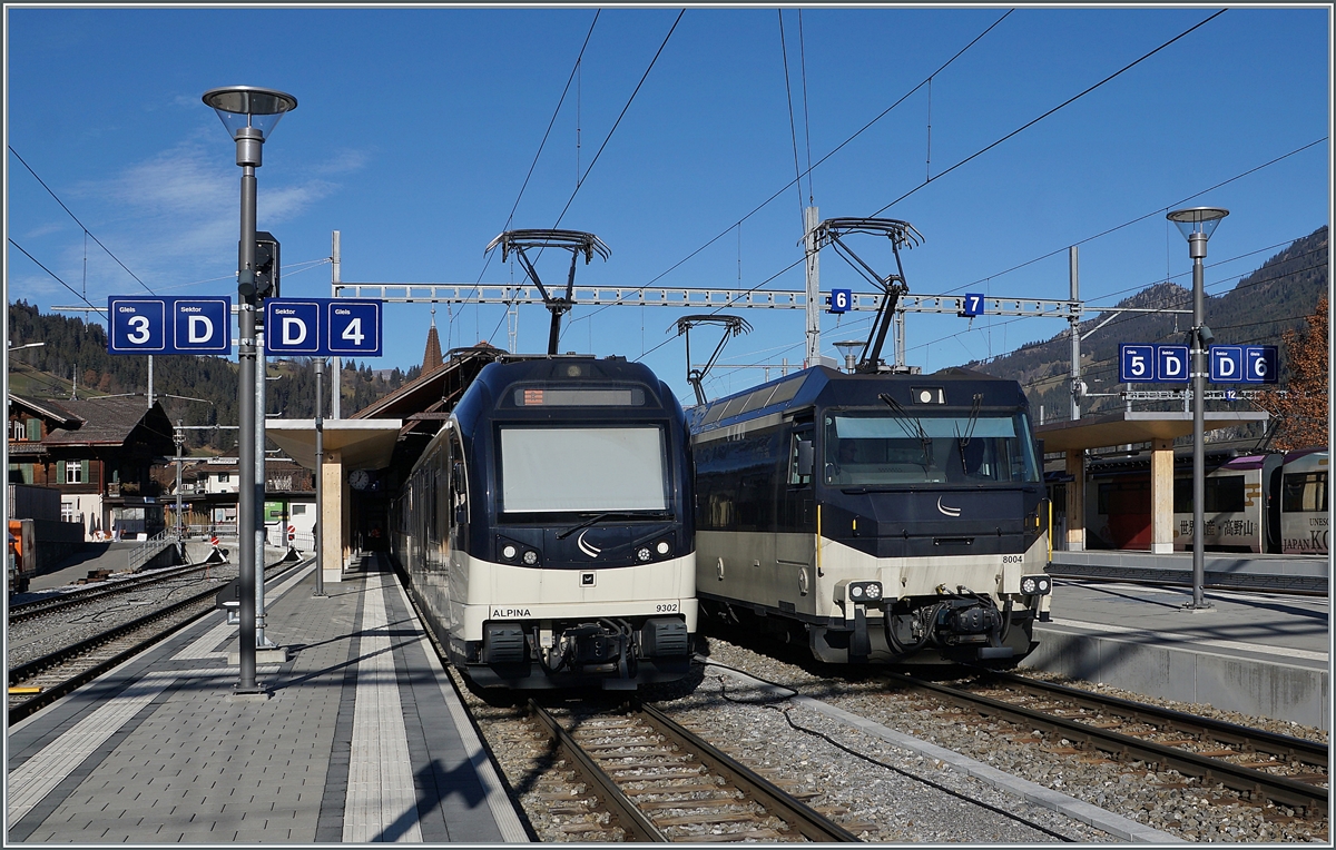 Der MOB ABe 4/4 9302 und die Ge 4/4 8004 stehen in Zweisimmen.

25. November 2020