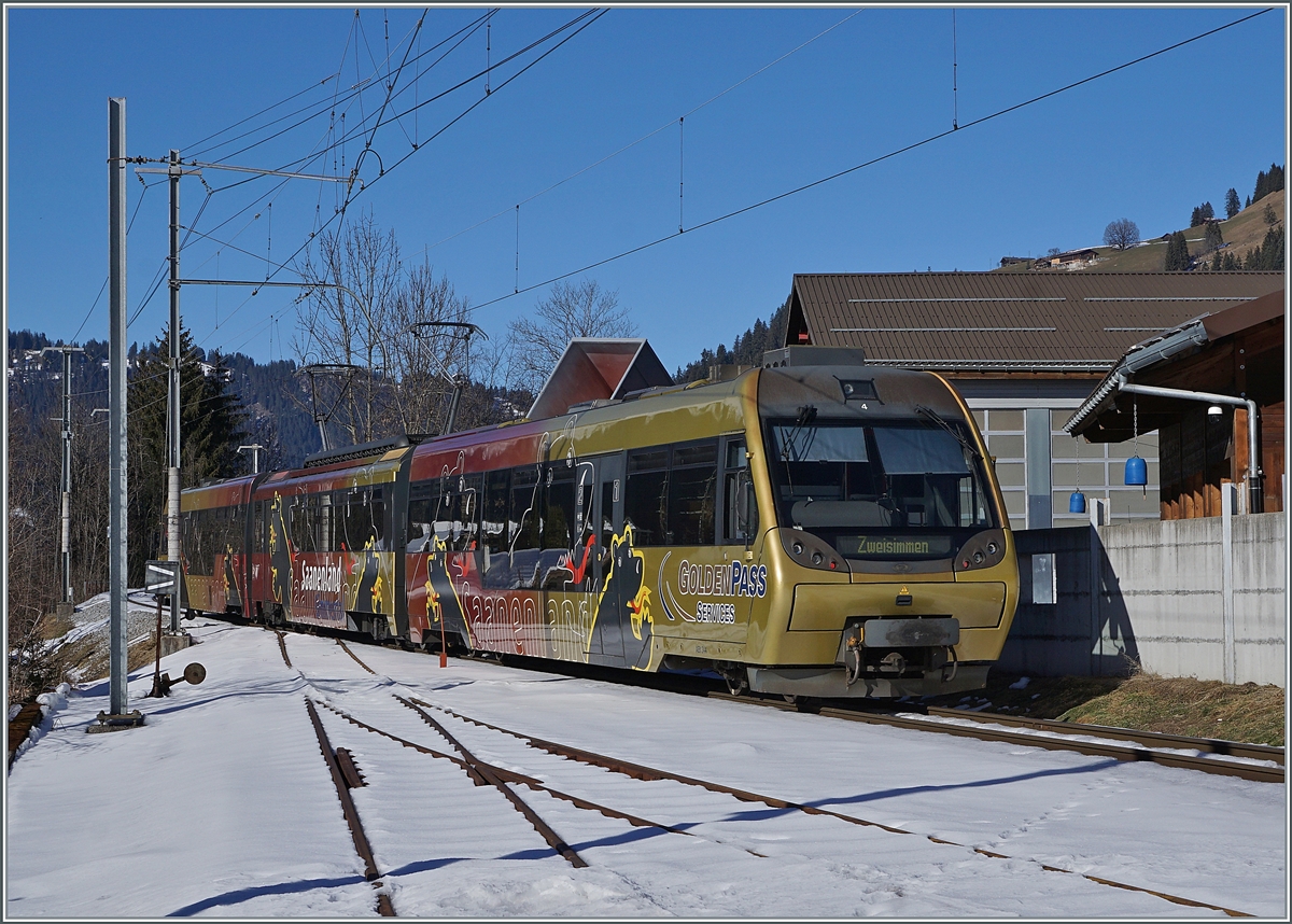 Der MOB ABt 344 - Be 4/4 5004 - Bt 244 verlässt Matten in Richtung Zweisimmen.
25. Januar 2022