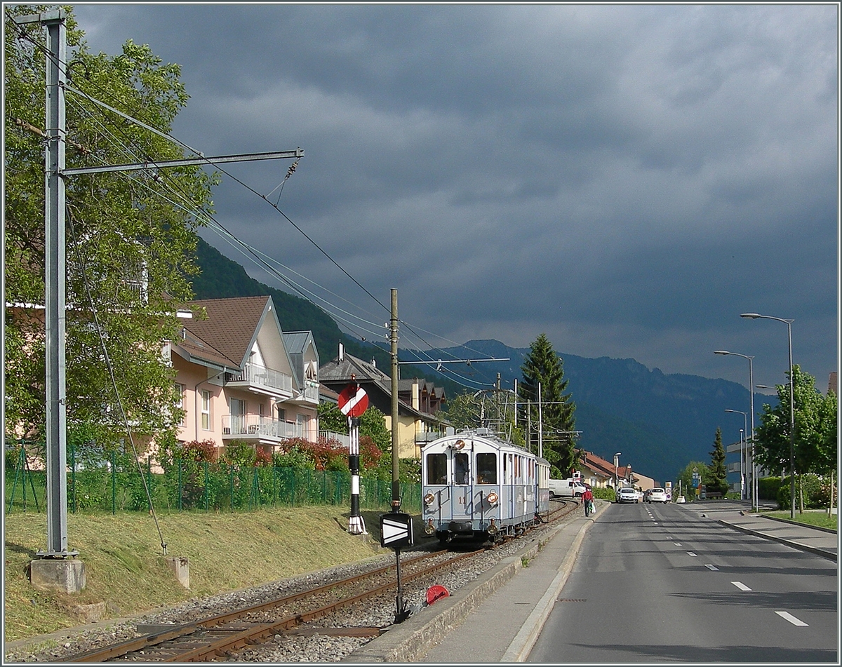 Der MOB BCFe 4/4 11 (Baujahr 1905) der Blonay-Chamby Bahn erreicht Blonay.

23. Mai 2015