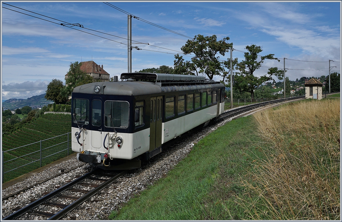 Der MOB Be 4/4 1006 als Leermaterialzug auf der Fahrt nach Chernex kurz vor Châtelard VD. 

12. Aug. 2019
