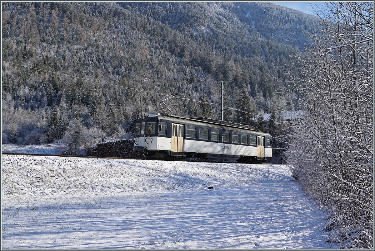 Der MOB Be 4/4 1007 ist kurz vor Blankenburg auf dem Weg von der Lenk nach Zweisimmen.

3. Dezember 2020