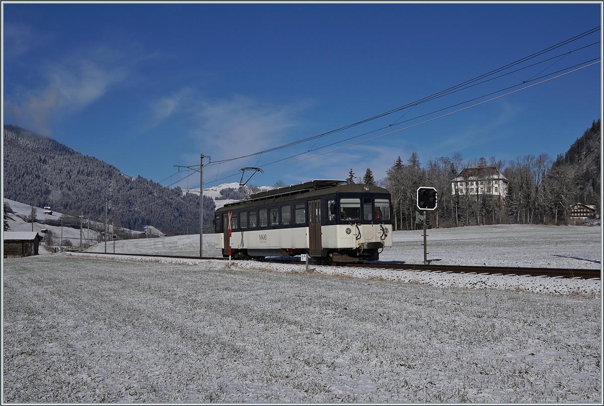 Der MOB Be 4/4 1007 (ex  Bipperlisi ) ist als Regionalzug 2524 zwischen Blankenburg und Stöckli bei Kilometer 64.7 von Zweisimmen nach der Lenk unterwegs.

3. Dezember 2020 