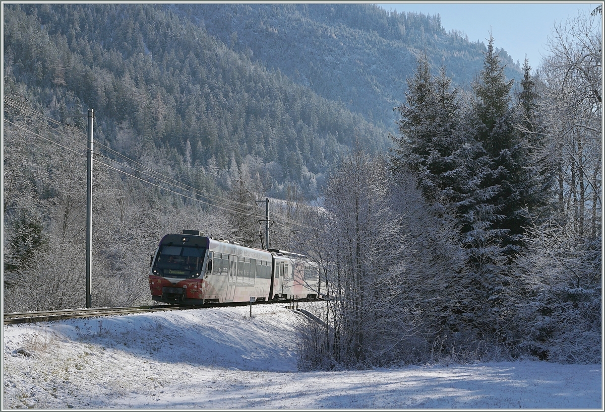 Der MOB Be 4/4 5002  Nankai  ist mit seinen beiden Steuerwagen zwischen Stöckli und Blankenburg auf dem Weg nach Zweismmen.

3. Dezember 2020 