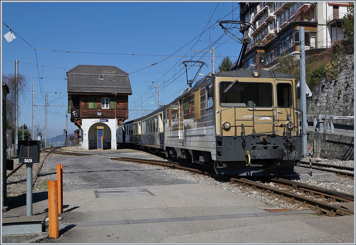 Der MOB Belle Epoque Zug 2227, unterwegs von Zweisimmen nach Montreux, verlässt Chamby Richtung Montreux.
27. März 2017
