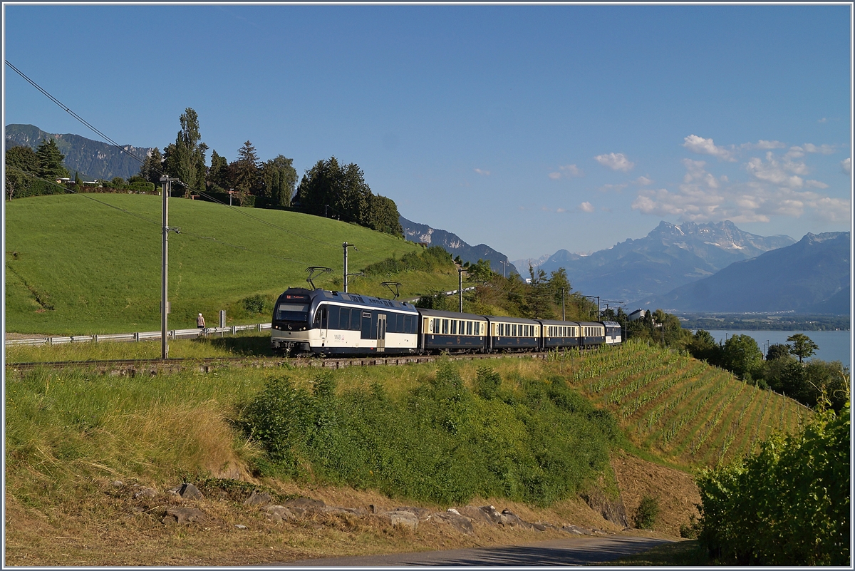 Der MOB  Belle Epoque  Zug fährt im Abendlicht bei Planchamp in Richtung Zweisimmen.

20. Juli 2020