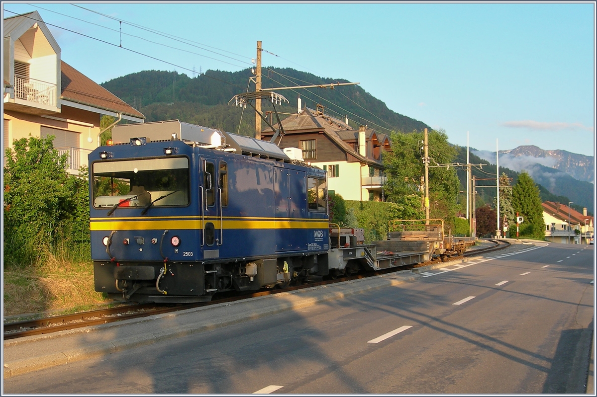 Der MOB Gem 2/2 2503 ist mit einem Dienstzug bei der Bahnhofseinfahrt von Blonay auf der Strecken von Chamby abgestellt und wird wohl für die nächtlichen Gleisarbeiten zum Einsatz kommen.
6. Juni 2019