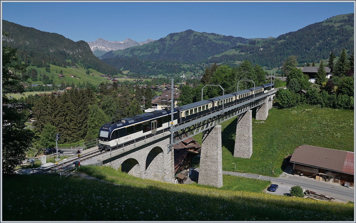 Der MOB GoldenPass Belle Epoque Zug auf der Fahrt nach Zweisimmen auf dem 109 Meter langen Grubenbach Viadukt bei Gstaad.

2. Juni 2020