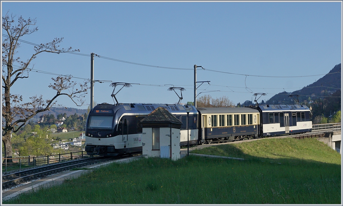 Der MOB GoldenPass Belle Epoque Zug in einer Corona bedingten Mini-Variante mit nur einem Zwischenwagen bei Châtelard VD. 11. April 2020
