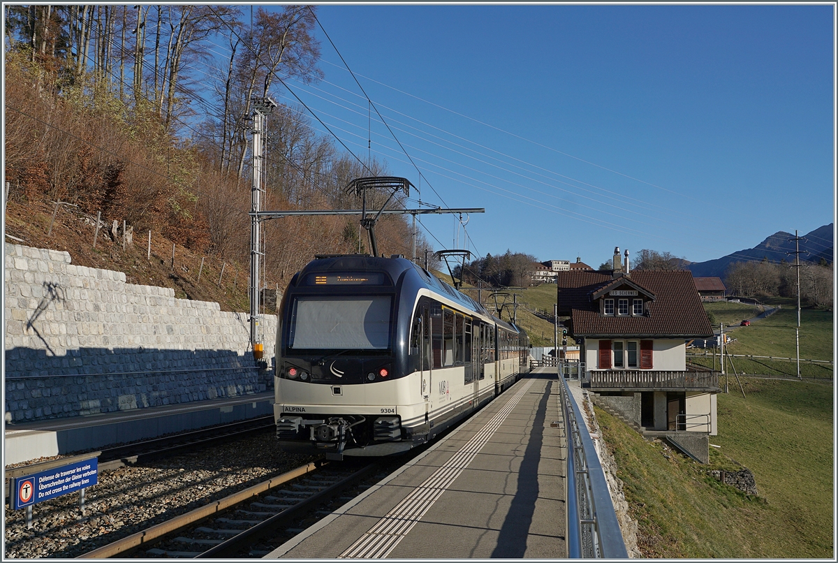 Der MOB Regionalzug 2214, der eigentlich als MOB Belle Epoque hätte formiert sein sollen bei der Durchfahrt in Les Sciernes, da kein Halt verlangt wurde, zudem ist der Ort zeimlich weit vom Bahnhof entfernt. 

26. Nov. 2020