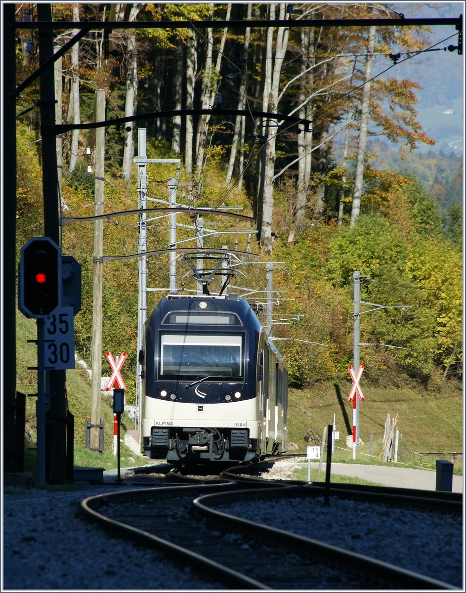 Der MOB Regionalzug 2221, bestehend aus ABe 4/4 9304, Zwischenwagen und Be 4/4 9204 erreicht Les Cases. 
11. Okt. 2017