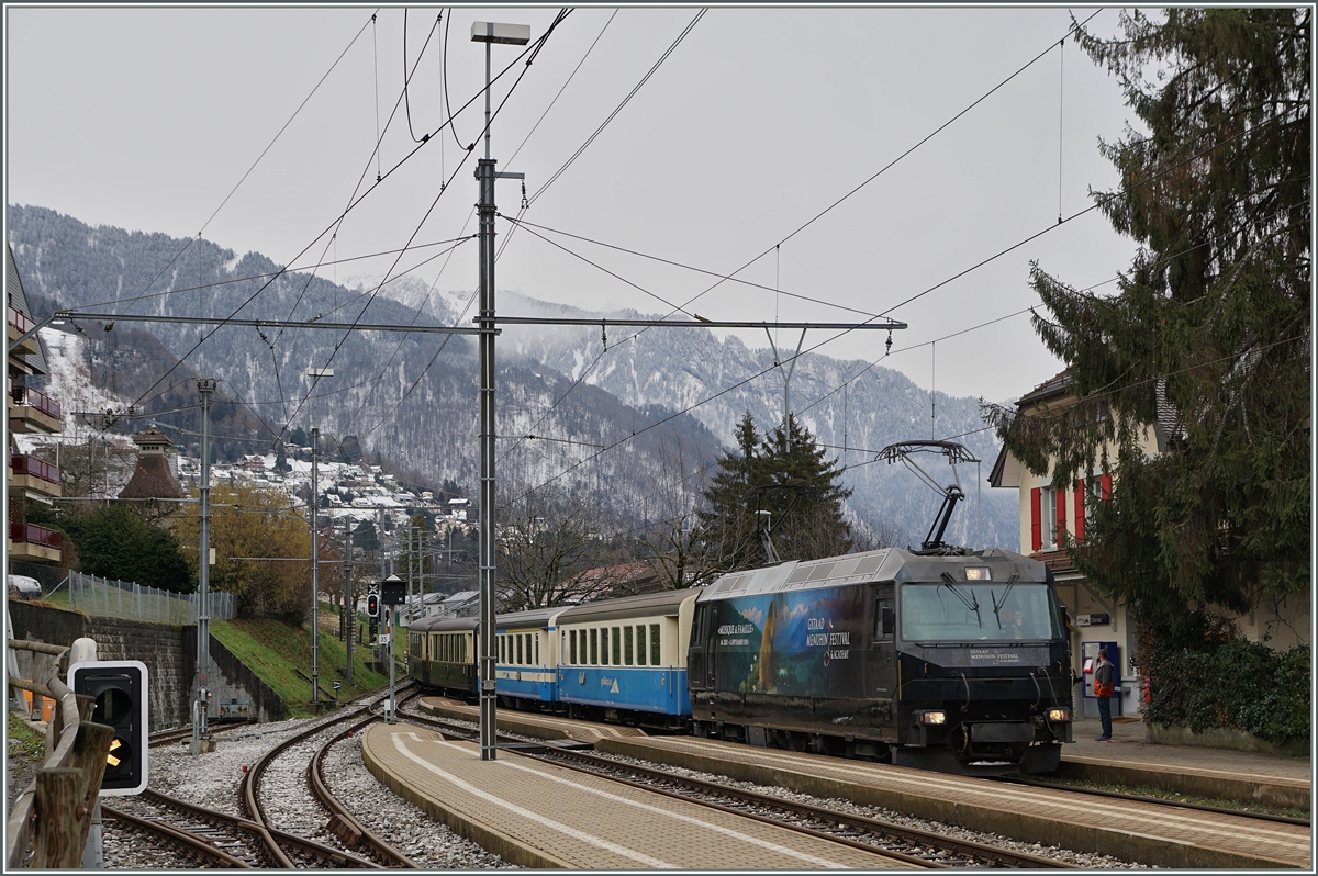 Der MOB Regionalzug 2517 mit der Ge 4/4 Serie 8000 beim Halt in Chernex.
4. Feb. 2016