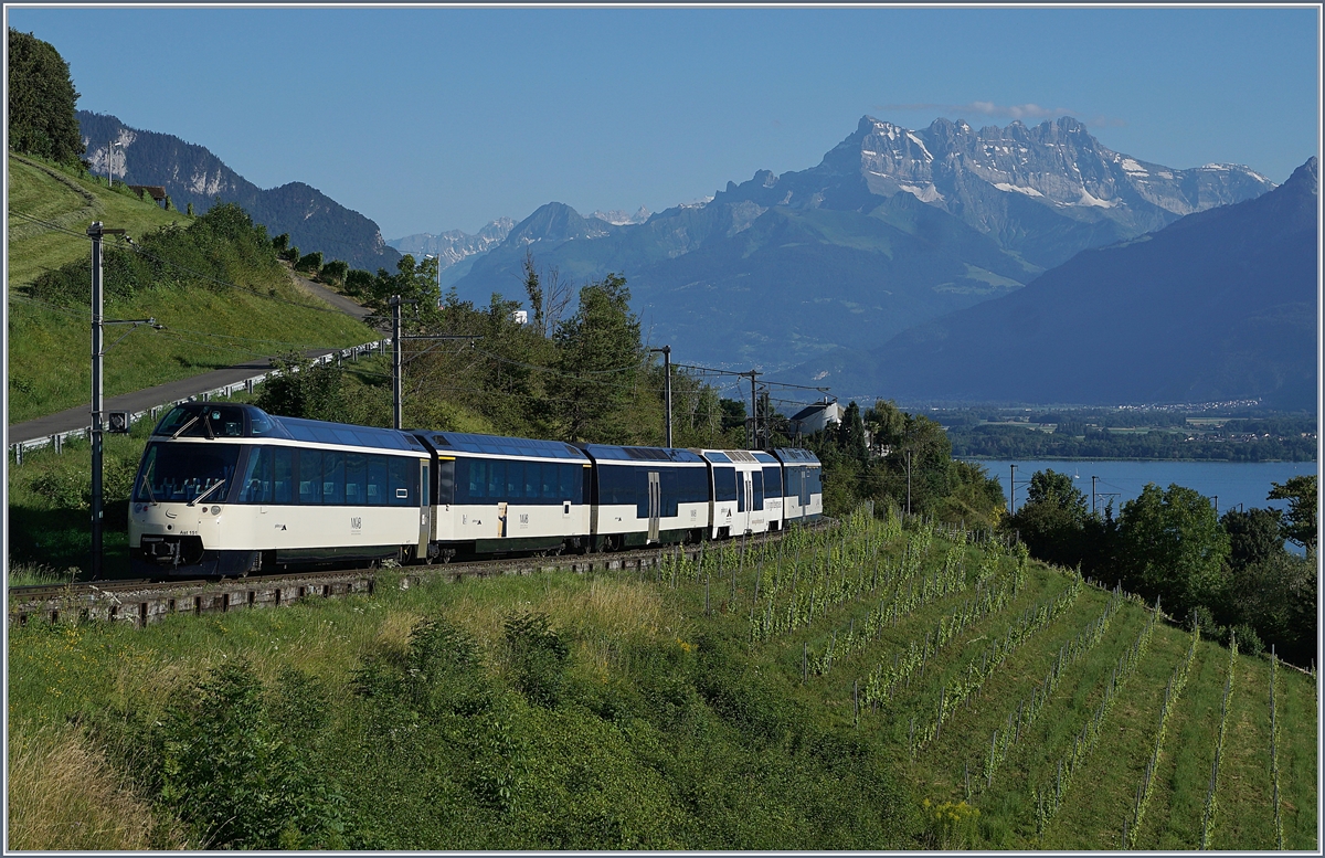 Der MOB Zug der Zukunft: ein  Alpina  Be 4/4 (oder ABe 4/4) Serie 9000 mit zwei bis drei Panorama Wagen und einem der vier Steuerwagen bilden ab dem Fahrplanwechsel das Grundkonzept des Verkehrs zwischen Montreux und Zweisimmen. Im Bild der MOB RE 2229  Golden Pass MOB Panoramic  von Zweisimmen nach Montreux kurz nach Planchamp mit dem Ast 151 Steuerwagen am Zugsschluss.

8. Juli 2020