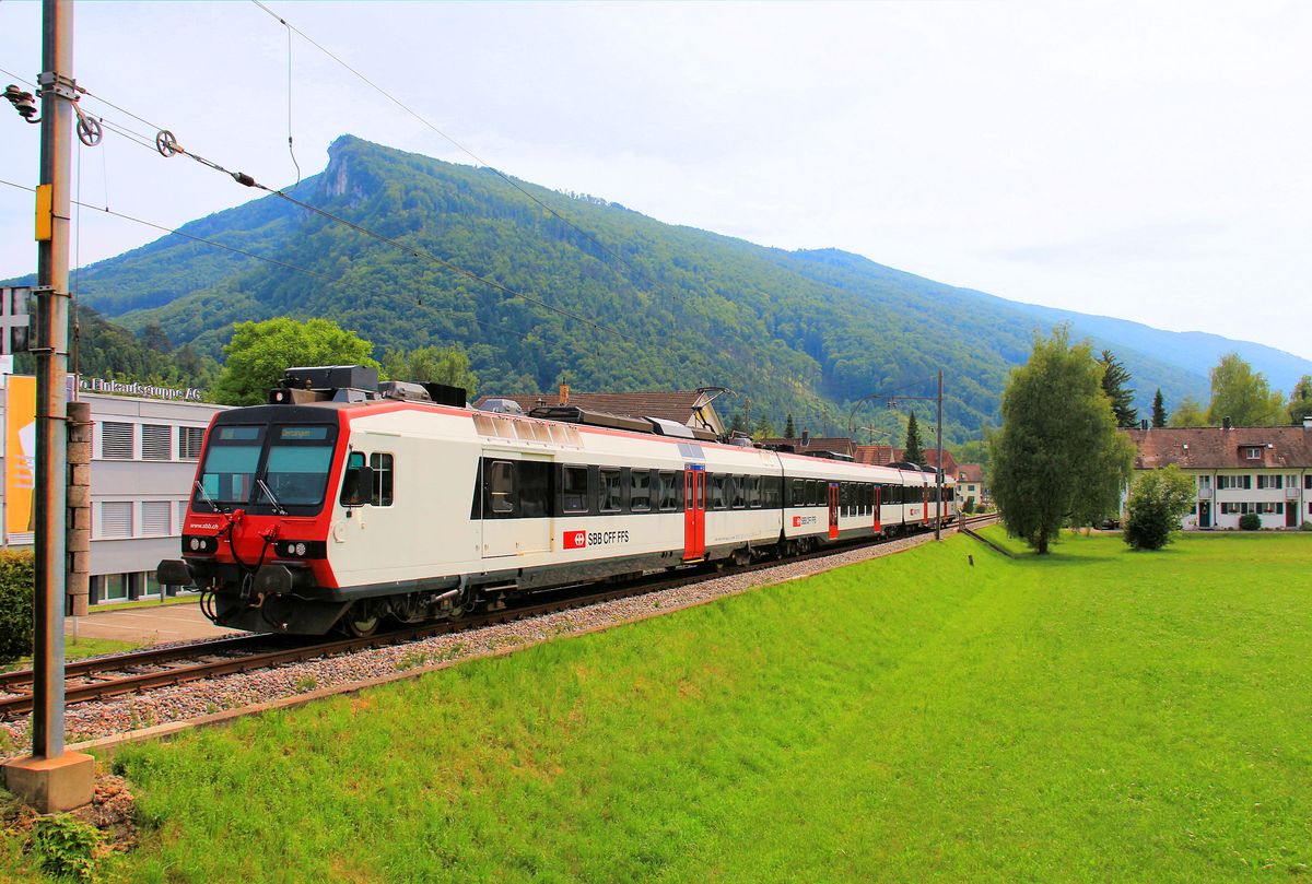 Der moderne Pendelzug mit 560 202 an der Spitze erreicht Balsthal auf der Oensingen-Balsthal-Bahn. 22.Juni 2017 