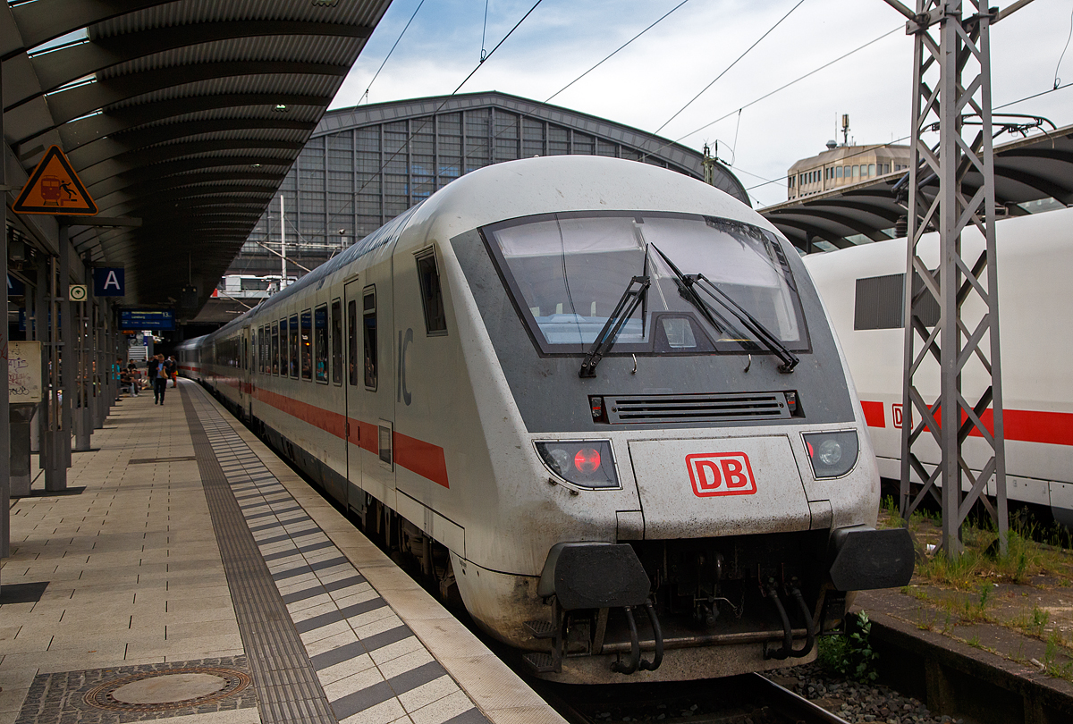 Der modernisierter klimatisierte 2. Klasse InterCity-Steuerwagen D-DB 61 80 80-91 148-9 der Bauart Bpmmbdzf 286.1 (ex Bpmbdzf 296.1) der DB Fernverkehr AG, am 16.05.2022 am Zugschluss an einem IC im Hbf Hamburg.

TECHNISCHE DATEN: 
Baujahr: 1998
Hersteller: PFA Weiden (Partner fr Fahrzeugausstattung GmbH)
Spurweite: 1.435 mm
Lnge ber Puffer: 26.400 mm
Wagenkastenlnge: 26.100 mm
Wagenkastenbreite: 2.825 mm
Drehzapfenabstand: 9.000 mm
Achsstand im Drehgestell: 2.500 mm
Drehgestellbauart: SIG 725, SIG 726
Leergewicht: 48 t
Hchstgeschwindigkeit:  200 km/h
Zulassungen fr: D, A, H, CZ, CH und F
Sitzpltze: 32 (2. Klasse) und 2 Rollstuhlpltze
Mehrzweckabteil: fr bis zu 16 Fahrrder
Toiletten: 1, behindertengerecht, geschlossenes System
