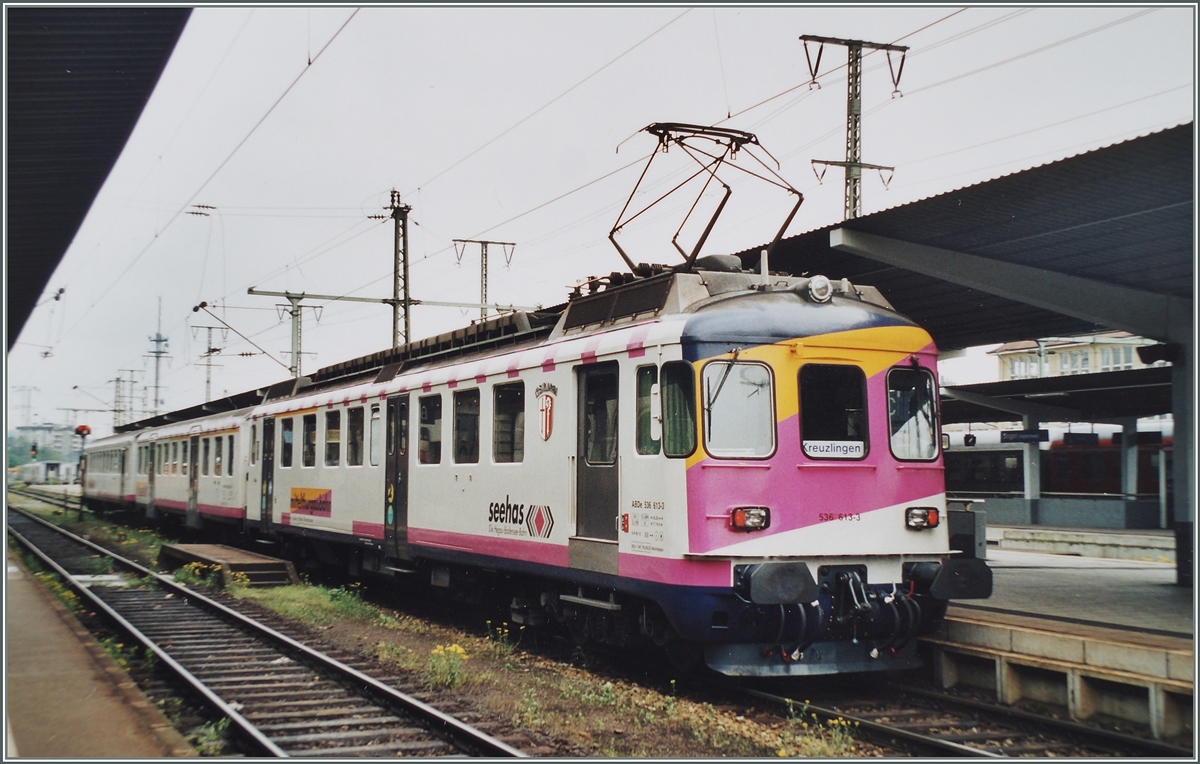 Der MThB ABDe 4/4 13 (536 613-3) mit seinem Nahverkehrszug nach Kreuzlingen beim Halt in Singen.
(Fotografiertes Analogbild) 5. Mai 2001 