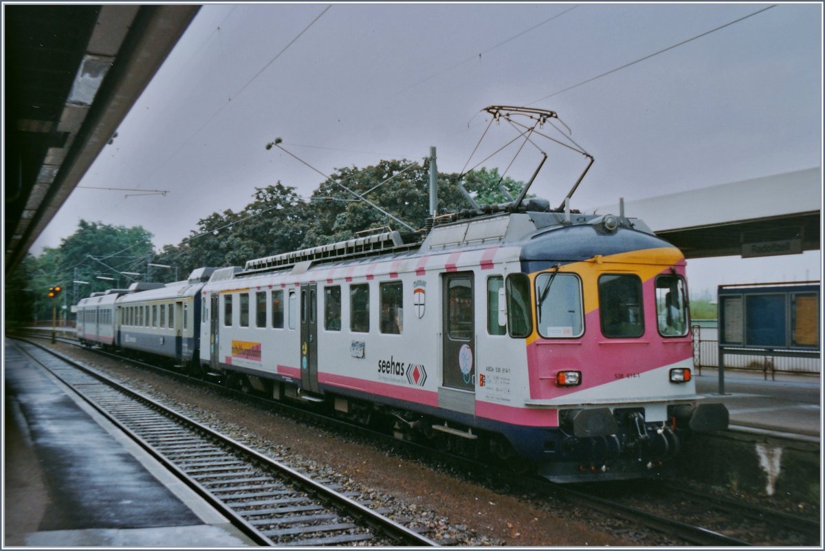 Der MThB ABDe 536 616-6  Konstanz  wartet in Radolfzell auf die Weiterfahrt nach Weinfelden. Interessant: der in der Mitte des Zuges eingereihte BLS Wagen.

30. Mai 1995