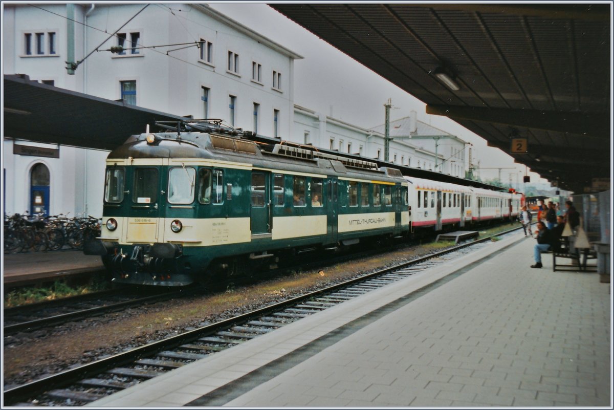 Der MThB ABDe 536 616-6 steht abgebügelt in Singen, da ma Schluss des Zuges eine DB V 260 rangiert.

30. Mai 1995