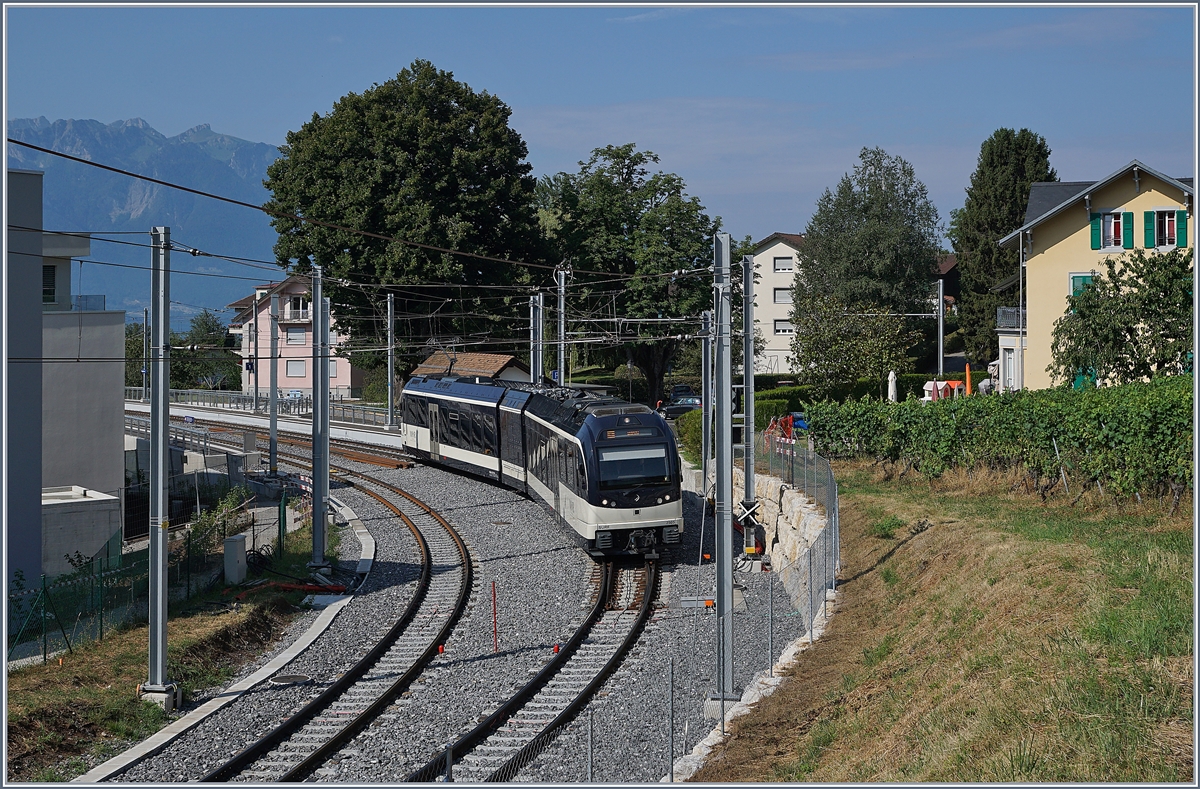 Der MVR ABeh 2/6 7505 verlässt St-Légier Gare, der Bahnhof ist nun (fast) fertig umgebaut und verfügt über eine nun gestreckt Gleisanlage mit längeren Überhohlgleisen und Schienenfreien Zugängen. 

24. Juli 2019