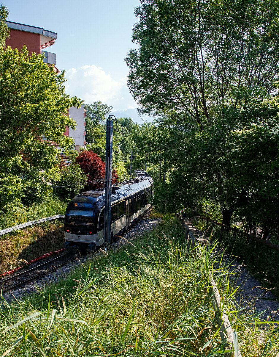 Der MVR (ex CEV) SURF ABeh 2/6 7504  Vevey  fährt am 26. Mai 2023 als R /(Regionalzug) von Blonay hinab nach Vevey, hier bei Gilamont

SURF steht für Série Unifiée Romande pour Réseau Ferré métrique (Einheitliche Serie für das Westschweizer Meterspurige Schienennetz). Diese ab 2015 gebaute meterspurige Triebzüge mit gemischtem Adhäsions- und Zahnradbetrieb gehören zu den Stadler GTW der 4. Generation.