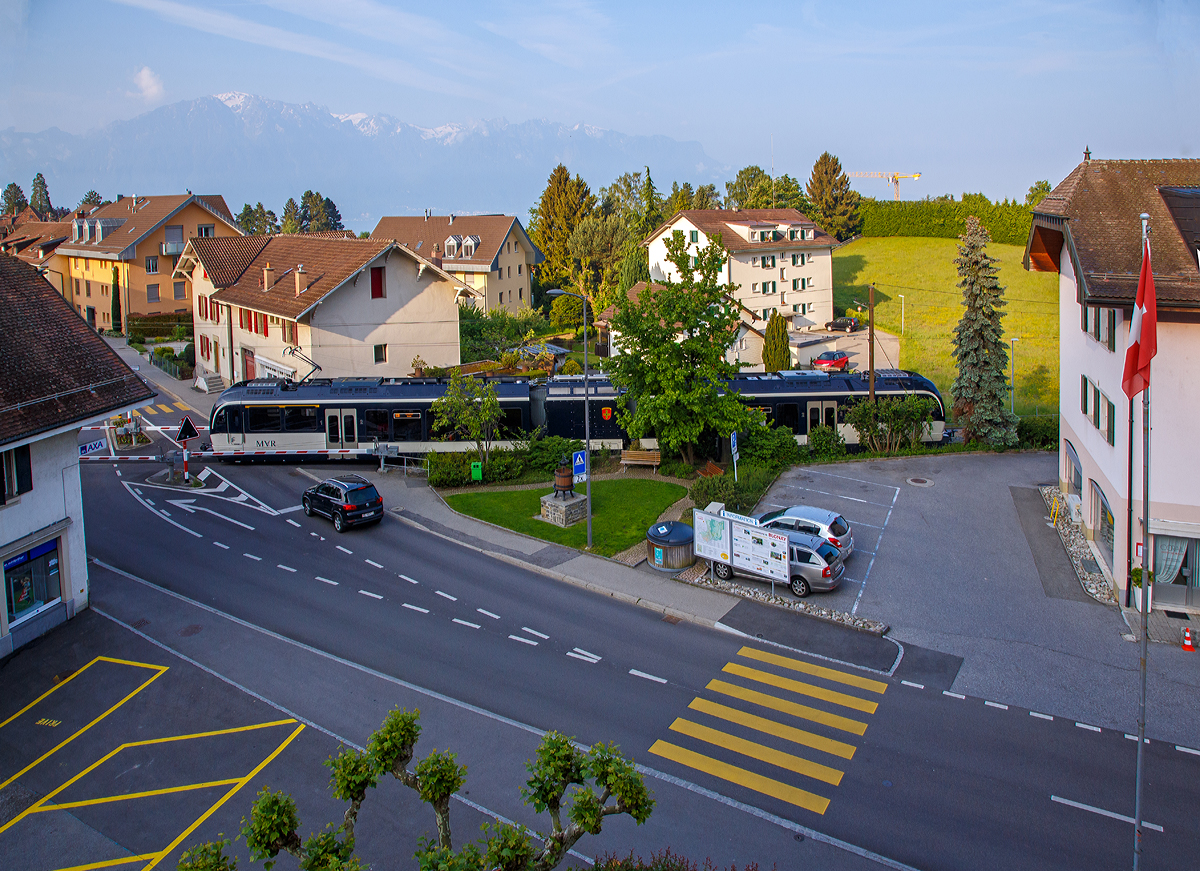 Der MVR SURF 7501  St. Légier - La Chiésaz  bzw. MVR ABeh 2/6 7501, ein Triebwagen für gemischten Adhäsions- und Zahnradbetrieb vom Typ Stadler SURF ABeh 2/6, verlässt am Morgen des 19.05.2018 Blonay in Richtung Vevey. 

Bild vom Balkon unseres Hotelzimmers.