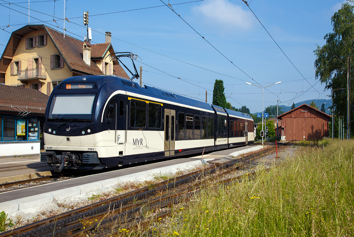 Der MVR SURF 7503  Blonay-Chamby , ein Triebwagen für gemischten Adhäsions- und Zahnradbetrieb vom Typ Stadler SURF ABeh 2/6, am 19.05.2018 als Regionalzug nach Vevey beim Halt in Blonay.