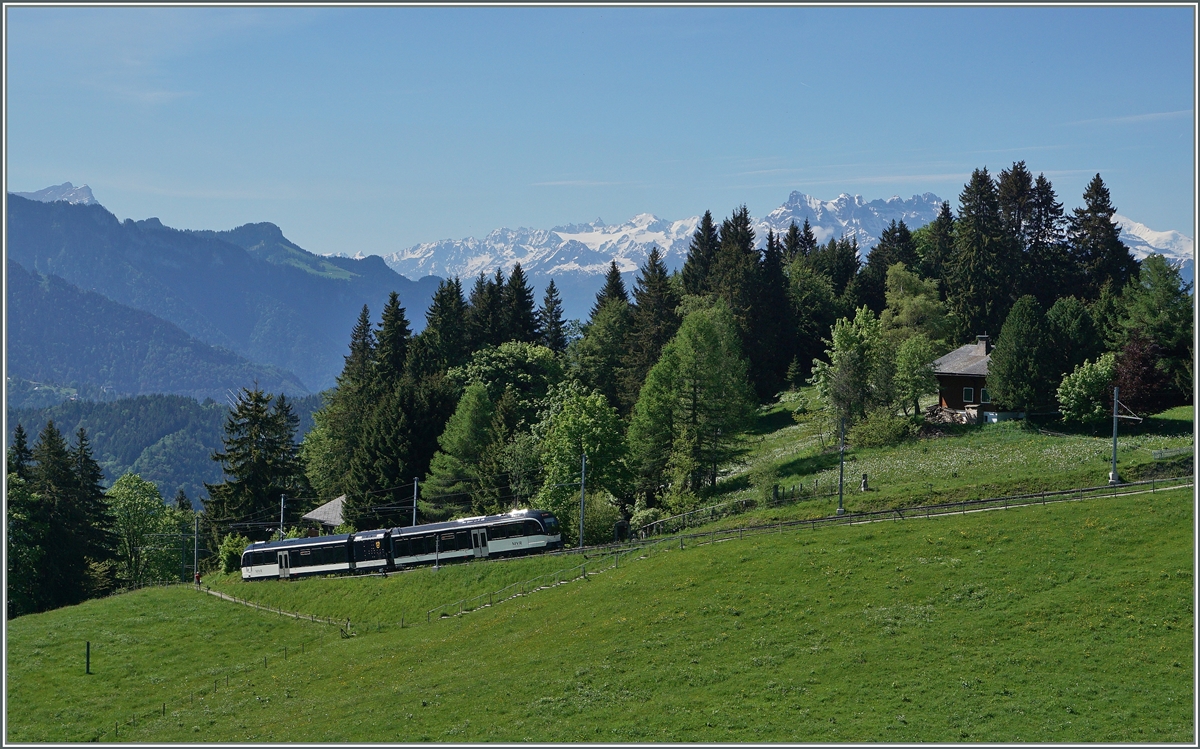 Der MVR SURF GTW ABeh 2/6 7502  Blonay  kurz vor der Gipfelstation Les Pléiades.
10. Juni 2016